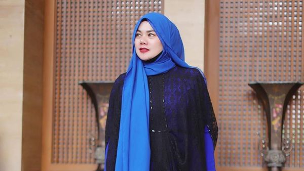 10 Gaya Sarita Abdul Mukti, Wanita yang Suaminya Direbut Jennifer Dunn