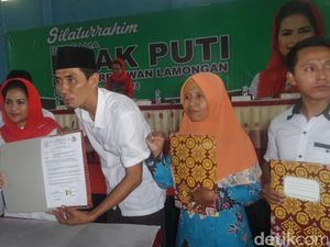 Puti Guntur Teken Komitmen dengan Guru Tidak Tetap di Lamongan Puti Guntur Teken Komitmen dengan Guru Tidak Tetap di Lamongan