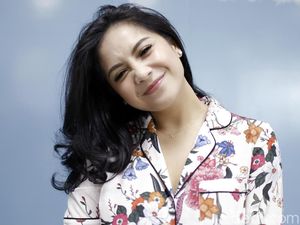 Mantap! Nagita Slavina Ditraktir Mama Rieta Naik First Class ke Singapura