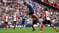 Chelsea kemudian menggandakan keunggulan lewat tandukan Alvaro Morata di menit ke-82. Foto: Dan Istitene/Getty Images