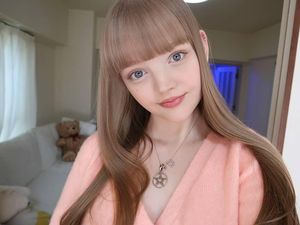 Cantiknya Kebangetan! Foto Model yang Dijuluki Barbie Hidup Ini Bikin Terpesona