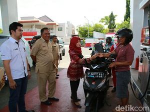 PNS Banyuwangi Bagi-bagi Bunga di SPBU, Ada Apa Ya?
