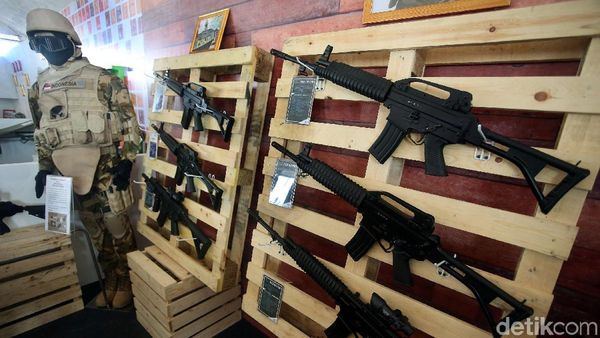 Perlengkapan Pasukan Penjaga Perdamaian Polri Dipamerkan