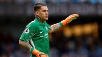 Ederson Moraes kali ini tampil apik melawan Tottenham Hotspur, mencatatkan empat penyelamatan untuk mengamankan gawang Manchester City. City menang tipis 1-0 dan dalam jalur positif di persaingan gelar. (Foto: Lee Smith/Action Images via Reuters)