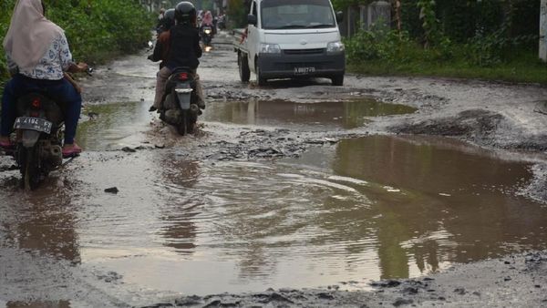 Penampakan Jalan yang Dijadikan Tempat Mancing Remaja Banten