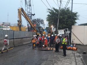 Tersenggol Alat Berat di Proyek Tol, Pipa Gas di Cakung Bocor