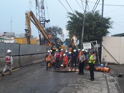 Tersenggol Alat Berat di Proyek Tol, Pipa Gas di Cakung Bocor