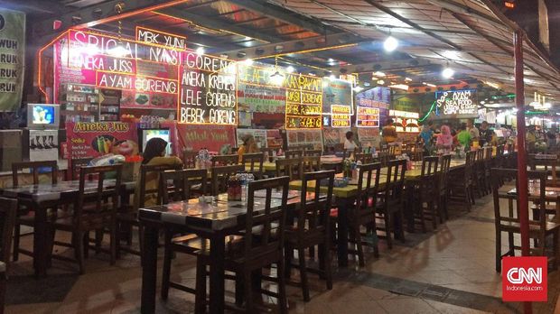Warung makan di area Pujasera Simpang Lima, Semarang.