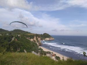 Wush! Sensasi Naik Paralayang di Atas Pantai Pacitan