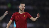 Penyerang AS Roma Edin Dzeko menjadi striker yang cukup diperhitungkan di Eropa musim ini. Ia sukses menyarangkan 24 gol dari 48 penampilan, di mana Roma finis di peringkat tiga Liga Italia dan melaju ke semifinal Liga Champions. (Foto: Paolo Bruno/Getty Images)