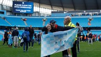 Steward pertandingan tetap mengawasi tindak-tanduk fans City yang meluapkan kegembiraaannya di atas lapangan. (Foto: Lee Smith/Action Images via Reuters)