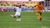 Di pertengahan babak kedua, tepatnya di menit ke-64, justru Persela yang bisa menyamakan kedudukan. Gol berawal dari bola sepakan Loris Arnaud yang masih bisa diblok kiper Awan Setho, dengan Diego Assis lalu menyambar peluang rebound.