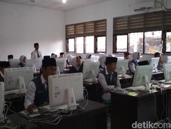 Demi Ikut UNBK, MTs di Cirebon Ini Manfaatkan Penguat Sinyal