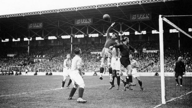 Ilustrasi Piala Dunia 1938. Piala Dunia kali pertama digelar pada 1930 di Montevido, Uruguay. (