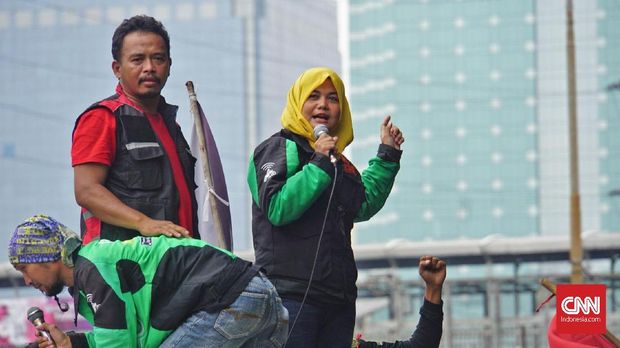 Salah satu orator demo ojek online, di depan gedung DPR, Jakarta, Senin (23/4).