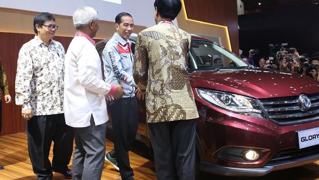 Presiden Joko Widodo berkunjung ke booth Sokonindo Automobile di IIMS 2018