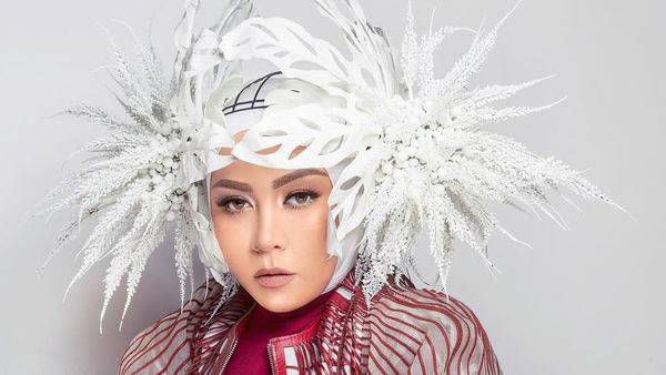 15 Gaya Hijab Terunik Melly Goeslaw, Mirip Bohlam Hingga Unta