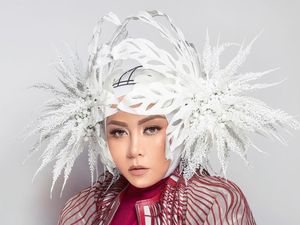 15 Gaya Hijab Terunik Melly Goeslaw, Mirip Bohlam Hingga Unta