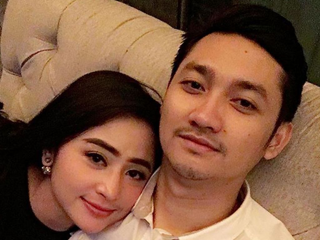 Bantah Sindir Lewat Lagu, Dewi Persik Percaya Angga Tak Main Cewek Lain Bantah Sindir Lewat Lagu, Dewi Persik Percaya Angga Tak Main Cewek Lain