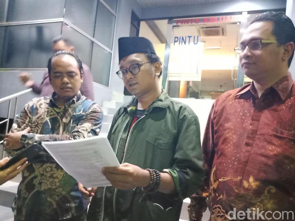 Guntur Romli Resmi Polisikan Pelapor Cuitan Alquran Guntur Romli Resmi Polisikan Pelapor Cuitan Alquran
