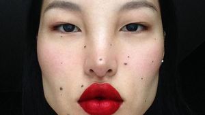 10 Model dengan Wajah Unik yang Buktikan Cantik Itu Beragam