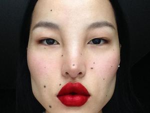 10 Model dengan Wajah Unik yang Buktikan Cantik Itu Beragam