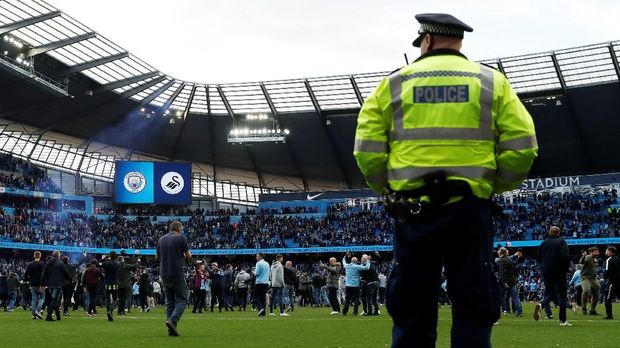 Suporter Manchester City masuk ke lapangan usai pertandingan melawan Swansea City.