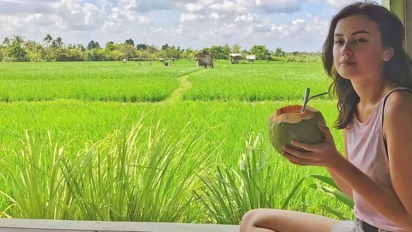 Pose Cantik dan Seksi Kimberly Ryder Saat Makan Pastry hingga Crepes