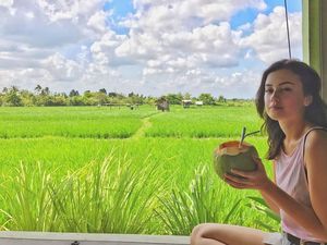 Pose Cantik dan Seksi Kimberly Ryder Saat Makan Pastry hingga Crepes