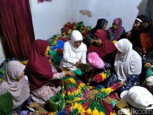 Belajar Membuat Kemoceng, Khofifah Juga Mampir ke Pasar Gurah
