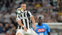 Kalidou Koulibaly hampir selalu ada di dekat Gonzalo Higuain setiap Higuain menguasai bola. (Foto: Massimo Pinca/Reuters)