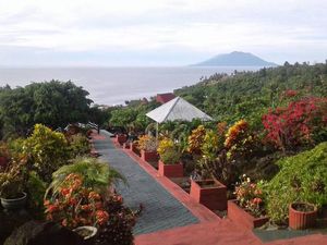 Benteng di Atas Bukit Ini Punya Pemandangan Cantik