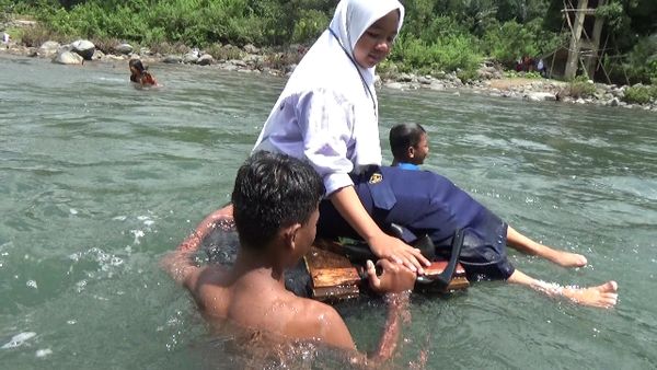 Jembatan Mangkrak, Ini Foto-foto Siswa Bertaruh Nyawa ke Sekolah