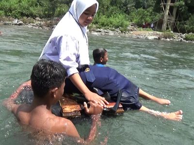 Jembatan Mangkrak, Ini Foto-foto Siswa Bertaruh Nyawa ke Sekolah