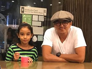 Pose Engku Emran Makan Es Krim hingga Kesalahan Nama Menu Bikin Ngakak