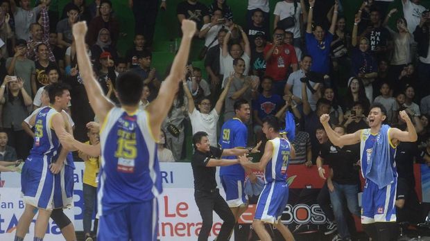 Klub bola basket Satria Muda identik dengan nama Erick Thohir.