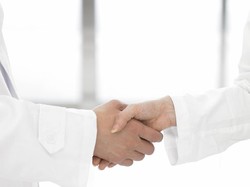 Jangan Kelamaan, Jabat Tangan Lebih dari Tiga Detik Picu Gangguan Cemas