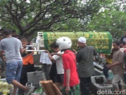 Hujan Warnai Pemakaman Dua Korban Miras Oplosan di Surabaya