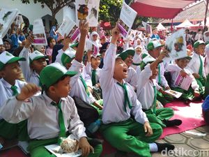 Keren, 1.000 Anak Ikuti Event Baca Buku Massal di Tulungagung Keren, 1.000 Anak Ikuti Event Baca Buku Massal di Tulungagung