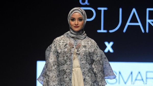 Bikin Pangling, Cantiknya Ririn Ekawati Berhijab