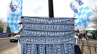 Selain ucapan selamat, banyak suporter City membawa berbagai spanduk, bendera  dan poster. (Clive Brunskill/Getty Images)