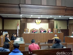 Hakim Cecar Dokter RS Premier soal Diagnosis Novanto