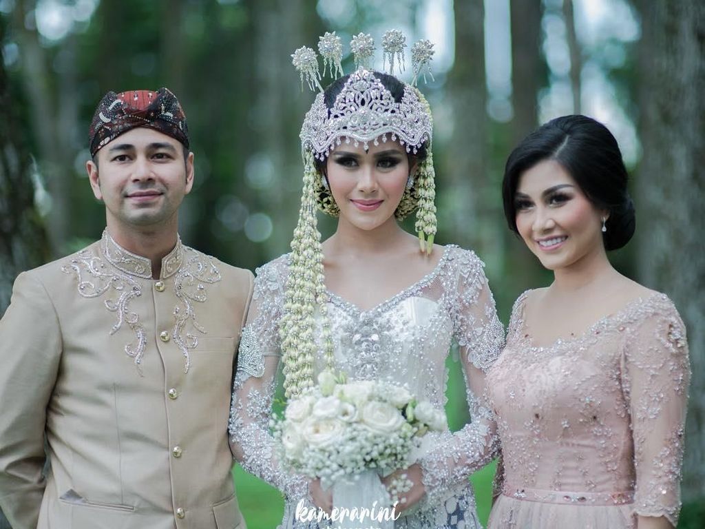 Raffi Ahmad Bagikan Foto Lawas Keluarga, Wajah Shahnaz & Nisya Bikin Pangling Raffi Ahmad Bagikan Foto Lawas Keluarga, Wajah Shahnaz & Nisya Bikin Pangling