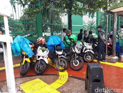 Parkir Motor di Pedestrian, Driver Ojol Mulai Datangi DPR