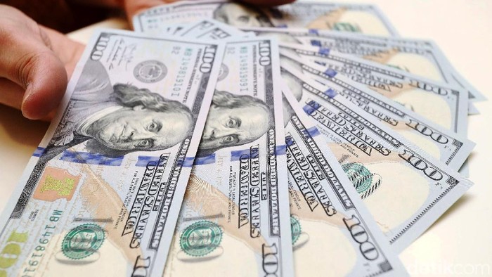 Petugas Bank Mandiri menunjukan uang Dollar Amerika (USD) di kantor Cabang  Bank Mandiri, Jakarta, Senin (23/4/2018).