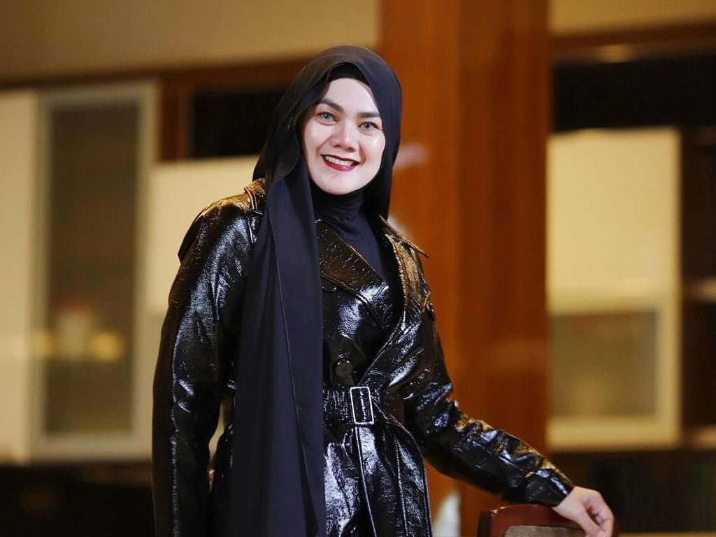 Gaya Sarita Abdul Mukti Tanpa Hijab Saat Trekking, Jadi Kontroversi