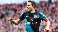 Bersama Arsenal pada musim 2011/2012, Robin van Persie menyabet penghargaan Pemain Terbaik PFA. Ia menjadi pemain Belanda ketiga yang meraihnya setelah Dennis Bergkamp dan Ruud van Nistelrooy. (Foto: Clive Mason/Getty Images)