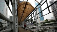 Duh! JPO di Kawasan Sudirman Ini Tidak Terawat