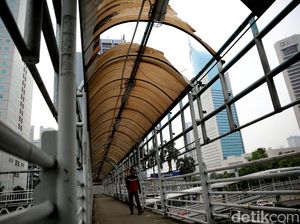 Duh! JPO di Kawasan Sudirman Ini Tidak Terawat
