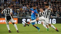 Meski bertandang ke markas Juventus, Senin (23/4/2018) dinihari WIB, Napoli tampil agresif. Total Partenopei bikin 12 tembakan dengan empat di antaranya mengarah ke target. Sementara Juve, cuma bikin empat tembakan tanpa ada satupun yang mengarah ke gawang. (Foto: Stefano Rellandini/Reuters)
